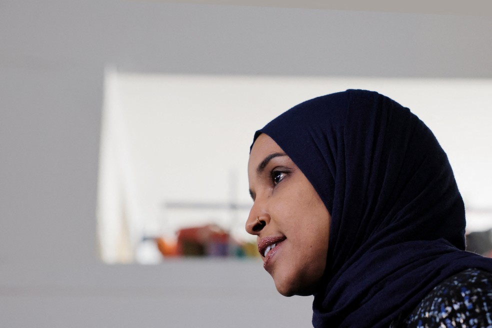 Foto tirada em 28 de janeiro de 2026. A deputada federal americana Ilhan Omar (Partido Democrata, Minnesota) concede uma entrevista coletiva no Karmel Mall, após as mortes de Renee Nicole Good e Alex Pretti, baleados por agentes federais de imigração, em Minneapolis, Minnesota, Estados Unidos, em 28 de janeiro de 2026. — Foto: REUTERS/Brian Snyder