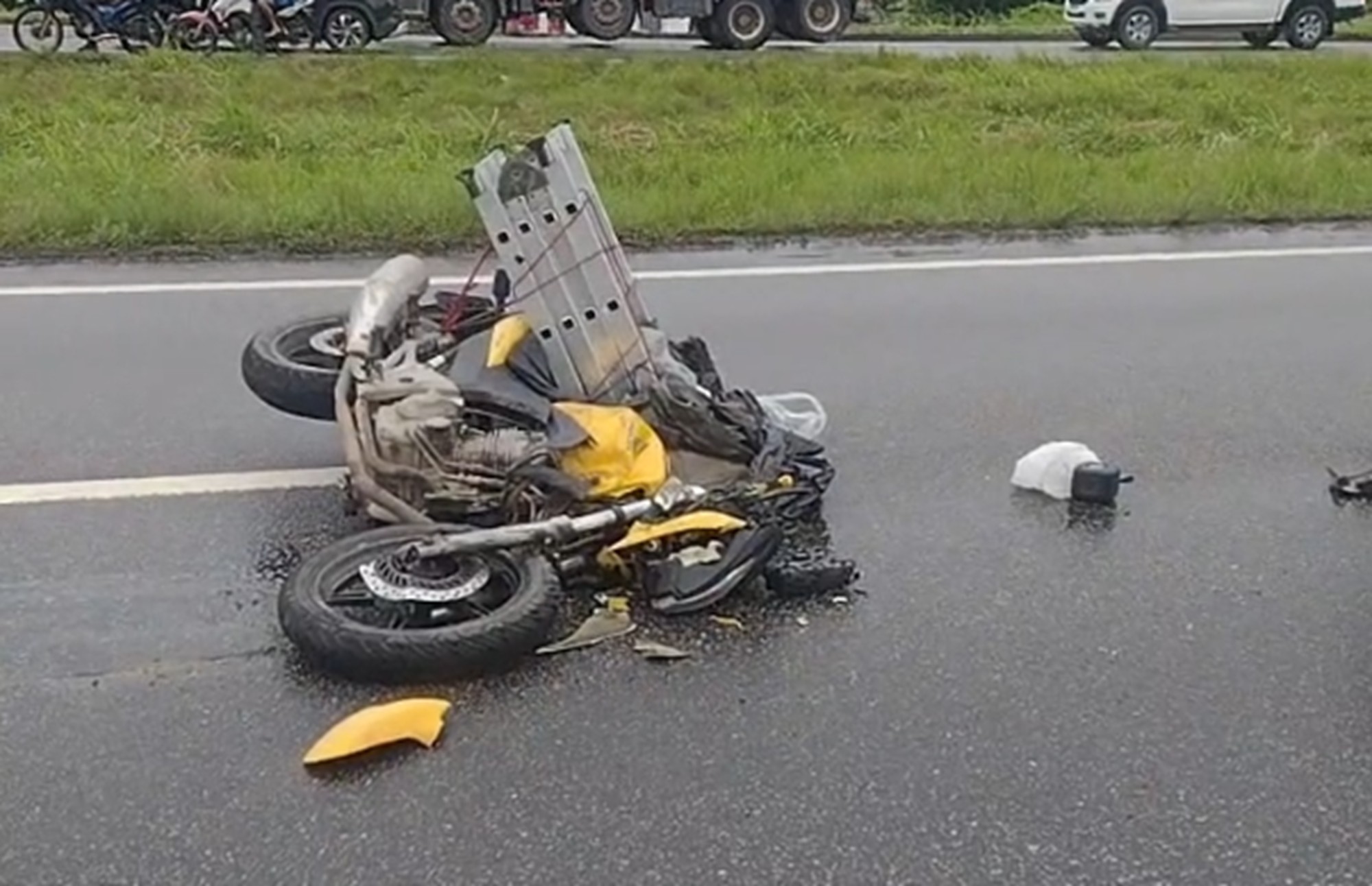 Homem cai de moto e morre após ser atropelado por carreta na BR-101, no Recife
