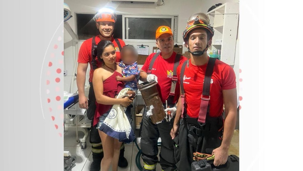 Criança salva de dentro da tubulação posa para foto com os bombeiros — Foto: Arquivo pessoal