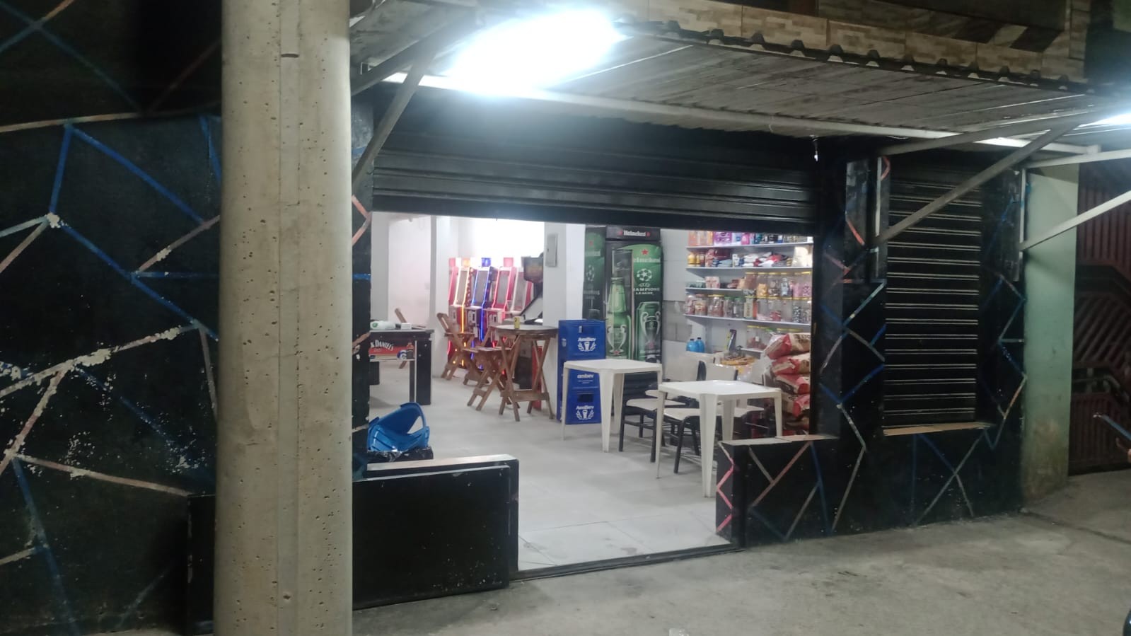 PM encontra máquinas de jogos de azar e prende foragidos em bar em Itaquaquecetuba