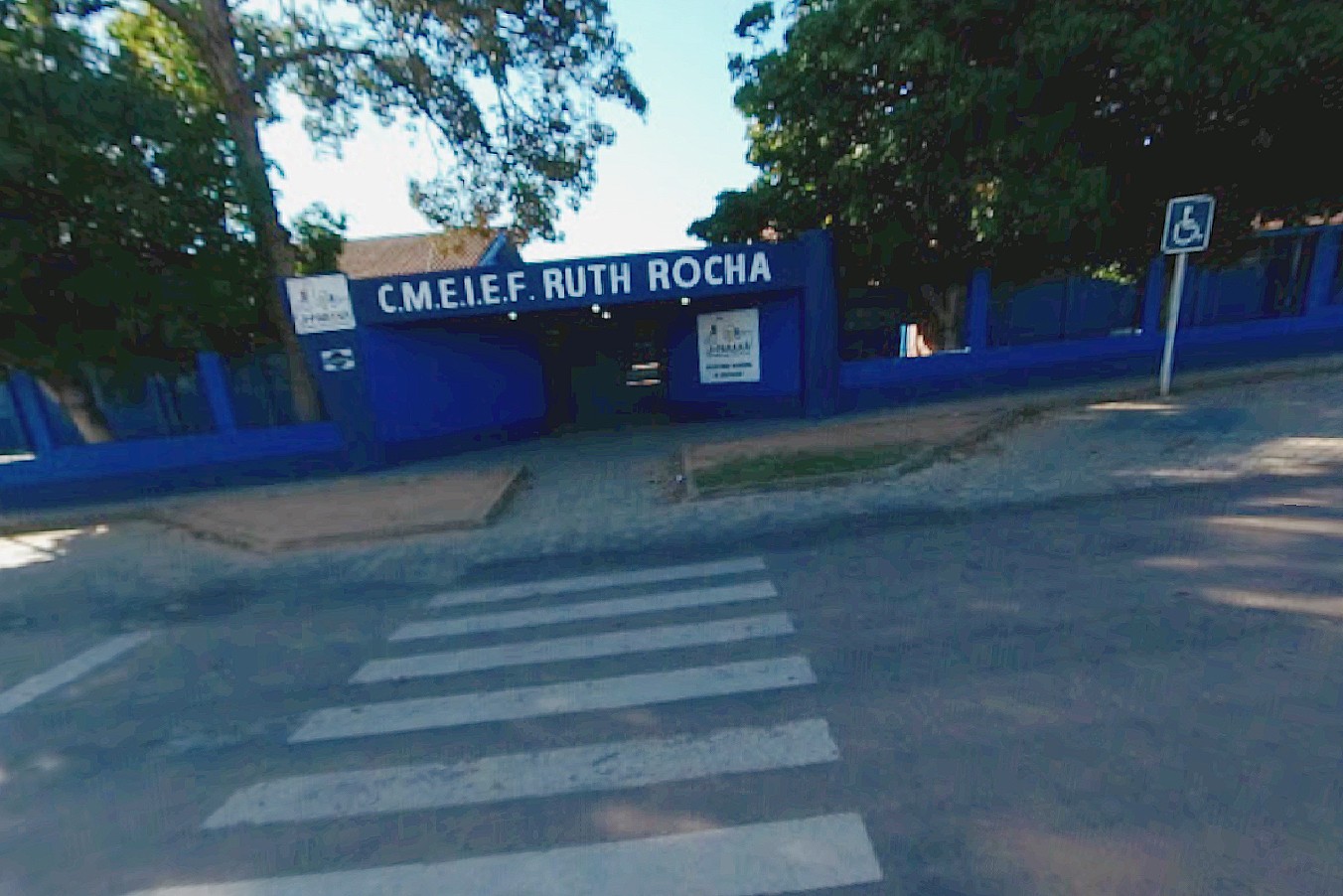 Orientadora de escola municipal é investigada por deixar aluno autista de castigo no sol por horas em RO: 'sem água e passando mal', diz mãe