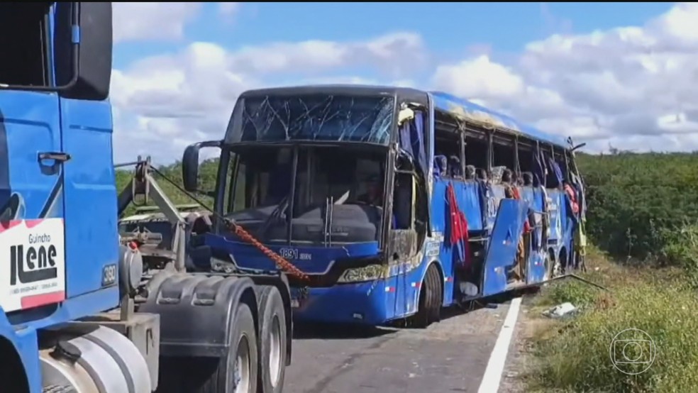 Acidente com ônibus que levava time de basquete deixa 7 mortos no Ceará — Foto: Jornal Nacional/ Reprodução