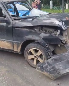 Acidente entre três carros deixa duas pessoas feridas em Volta Redonda