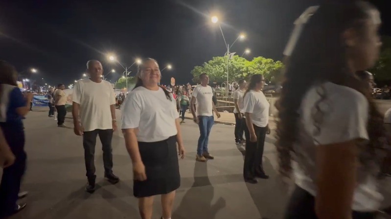 Família emociona ao desfilar em homenagem à Escola Hilda Mota