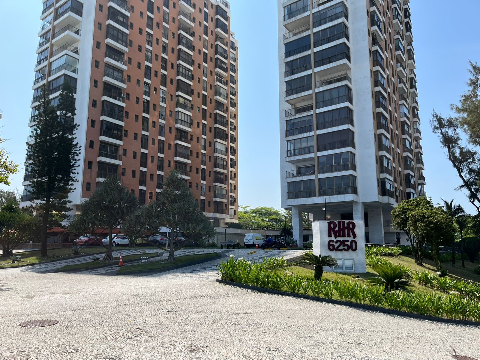 Polícia faz perícia complementar em apartamento onde modelo e filha foram encontradas mortas no Rio
