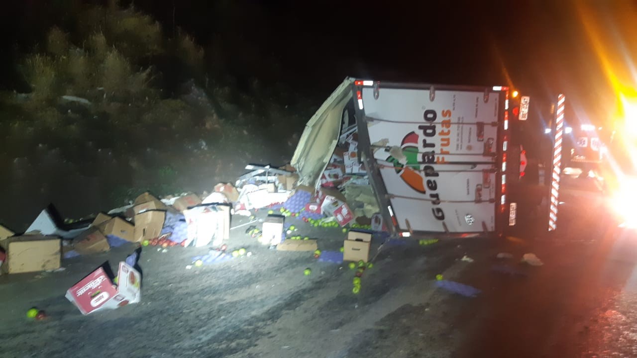 Caminhoneiro morre após tombar e bater em barranco na BR-373, no Paraná