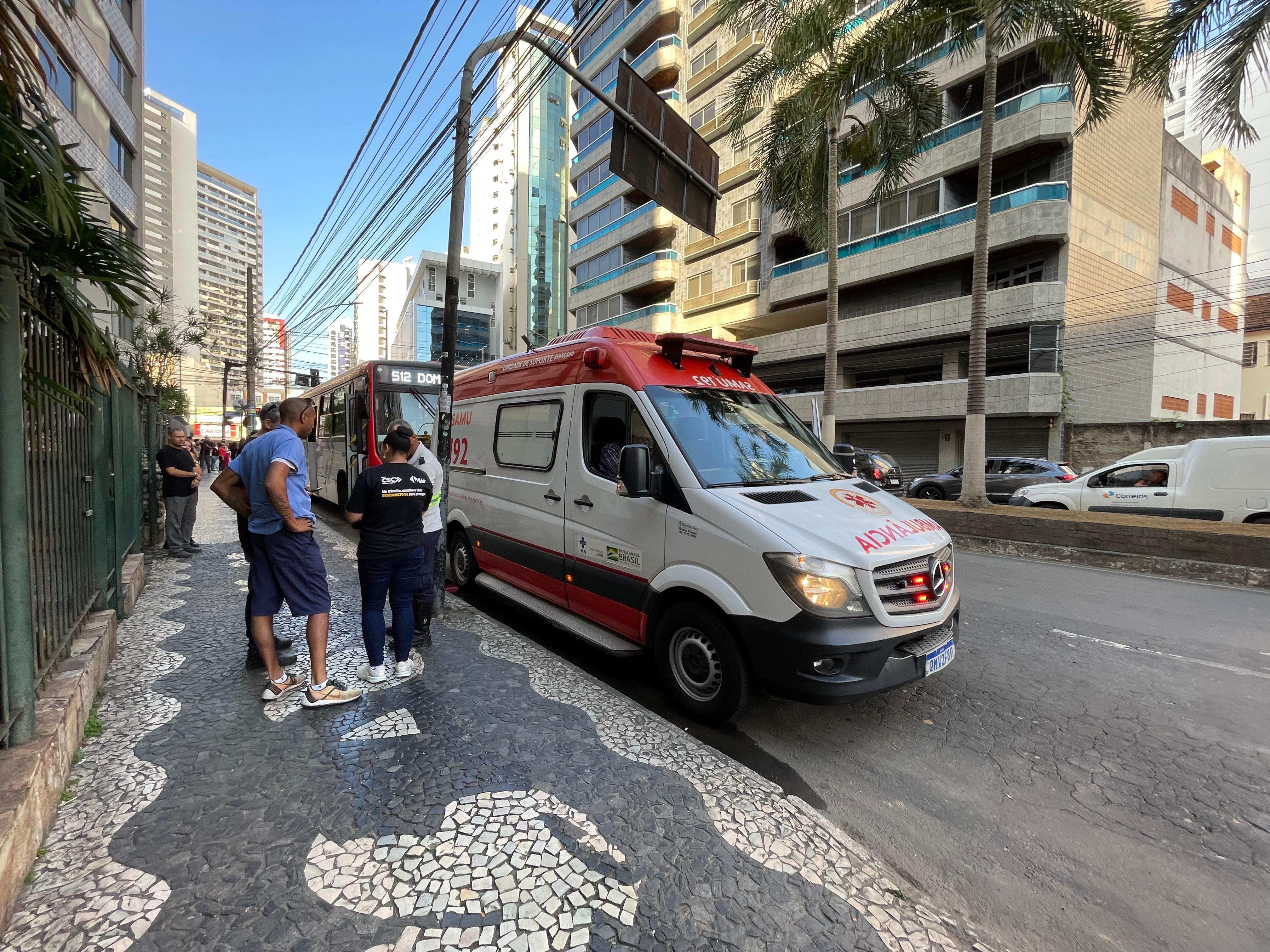 Mulher é atingida por ônibus no Centro de Juiz de Fora