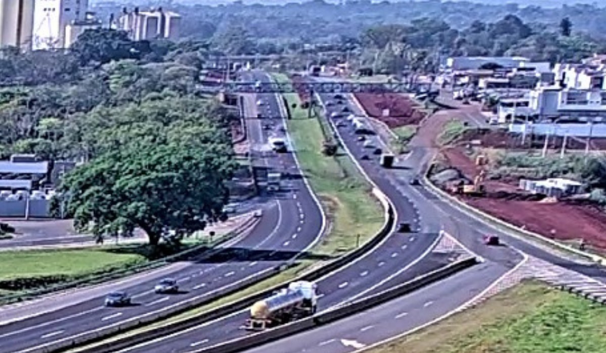 Vídeo mostra carro batendo de frente com caminhão na Rodovia Zeferino Vaz; motorista morreu
