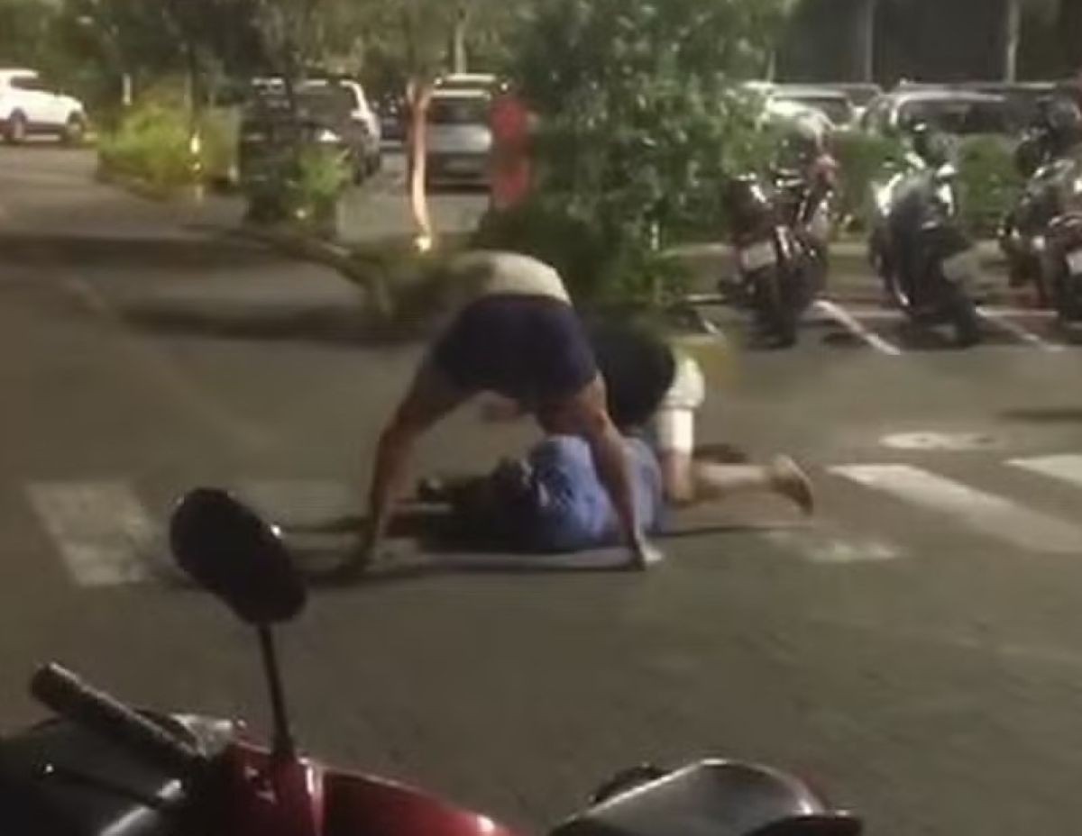 VÍDEO mostra troca de agressões entre clientes e seguranças em estacionamento de shopping em MG