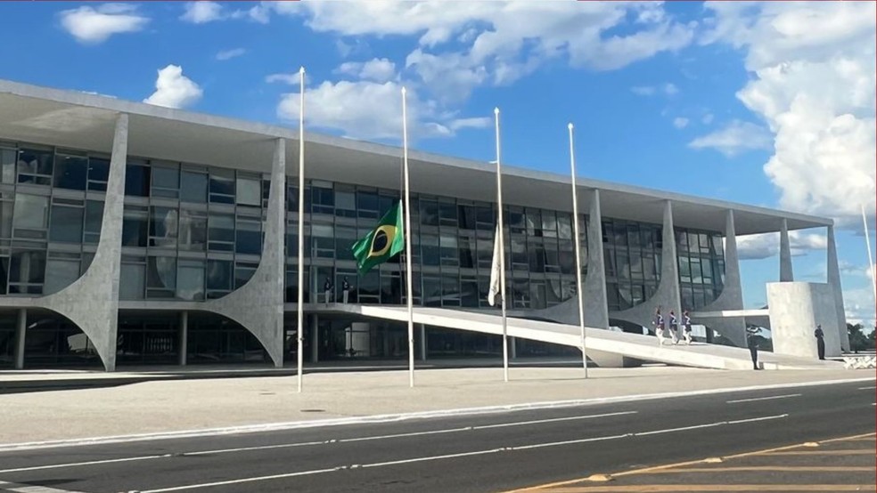 Bandeiras em frente ao Palácio do Planalto em meio-mastro. — Foto: Rita Yoshimine/TV Globo