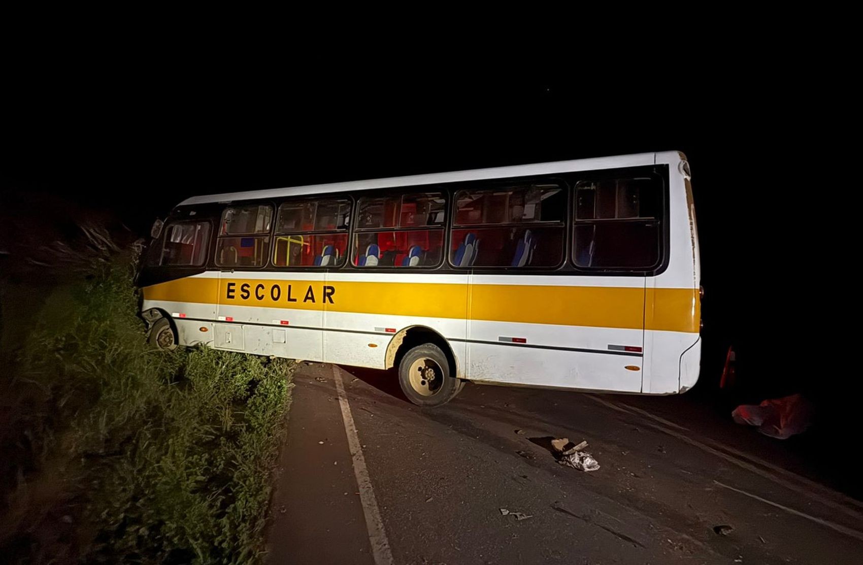 Motociclista bate em ônibus escolar e morre em Porto da Folha