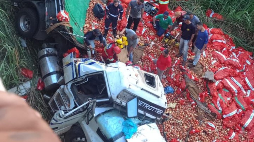 Motorista perde o controle da direção e carreta carregada com cebolas despenca de ponte na BR-153 em Prata