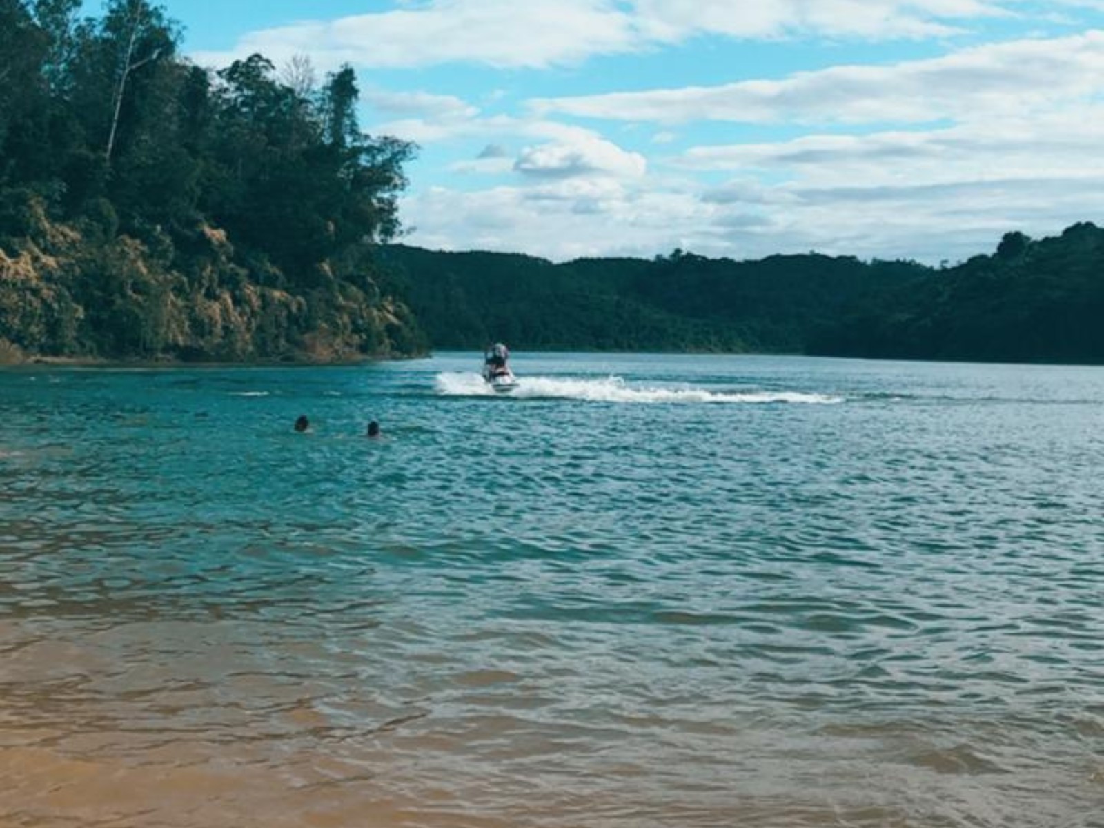Criança de 4 anos perde dedo do pé após ser atacada por piranha em lagoa de MG