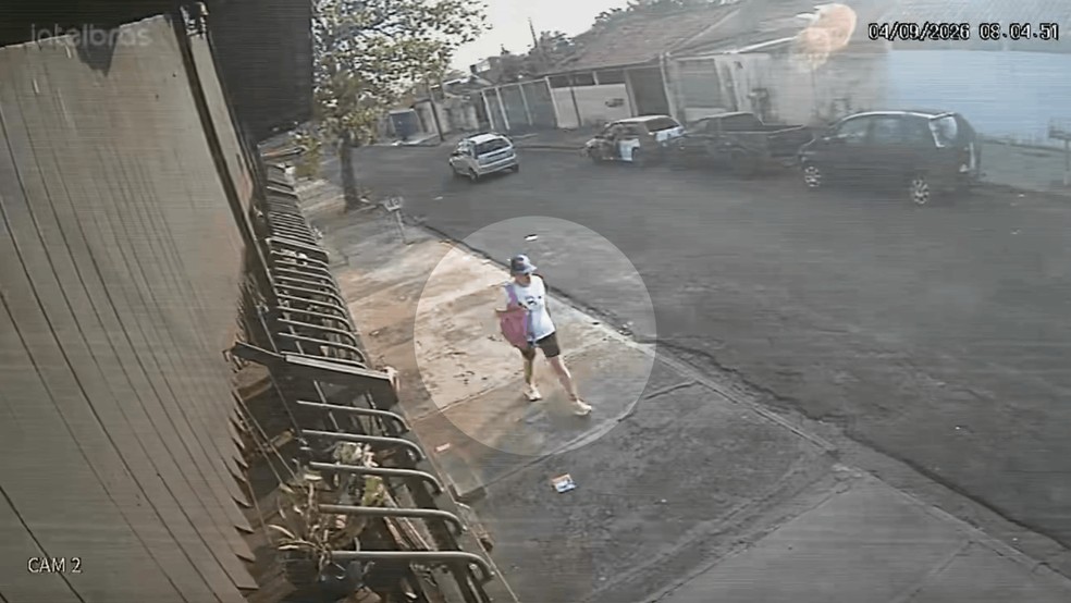 2 de 2
Dona de casa desaparece após deixar filha na escola em Bauru — Foto: Câmera de segurança