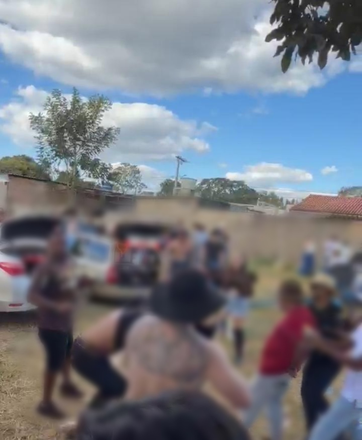 Briga generalizada deixa feridos no parque de exposições de Moema; VÍDEO