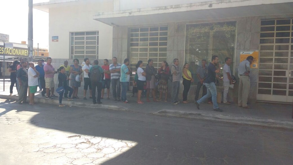 Servidores dos Correios de Montes Claros aderem à greve nacional e ...