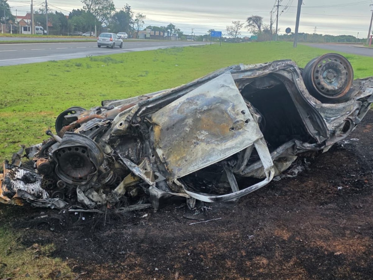 Carro capota, pega fogo e deixa passageiros feridos em Jaguariúna
