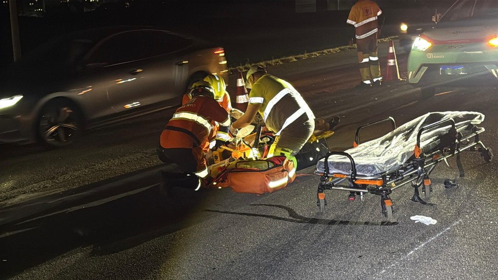 Mãe morre e filho é socorrido em estado grave após caírem de moto e serem atropelados por caminhão em rodovia de Indaiatuba — Foto: Paulo Bernardino/Reprodução EPTV