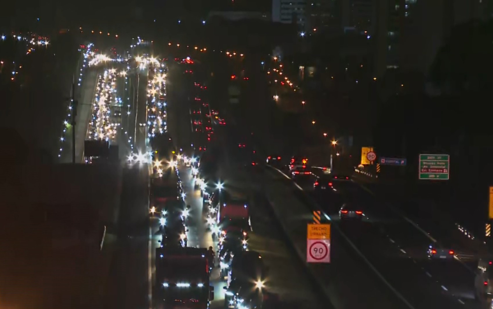 Acidente envolvendo quatro carros e um micro-ônibus provoca congestionamento no Anel Viário Sul, em Ribeirão Preto 