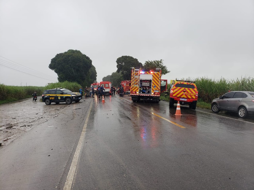 Bombeiros, Samu e PRF no resgate de vítima de acidente entre carro e caminhão no Pilar, em AL — Foto: Corpo de Bombeiros de Alagoas