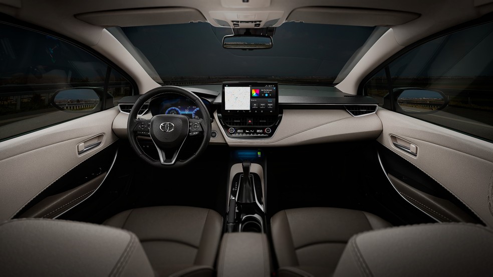 Imagem Toyota Corolla sedan tem acabamento mais macio (esq.)