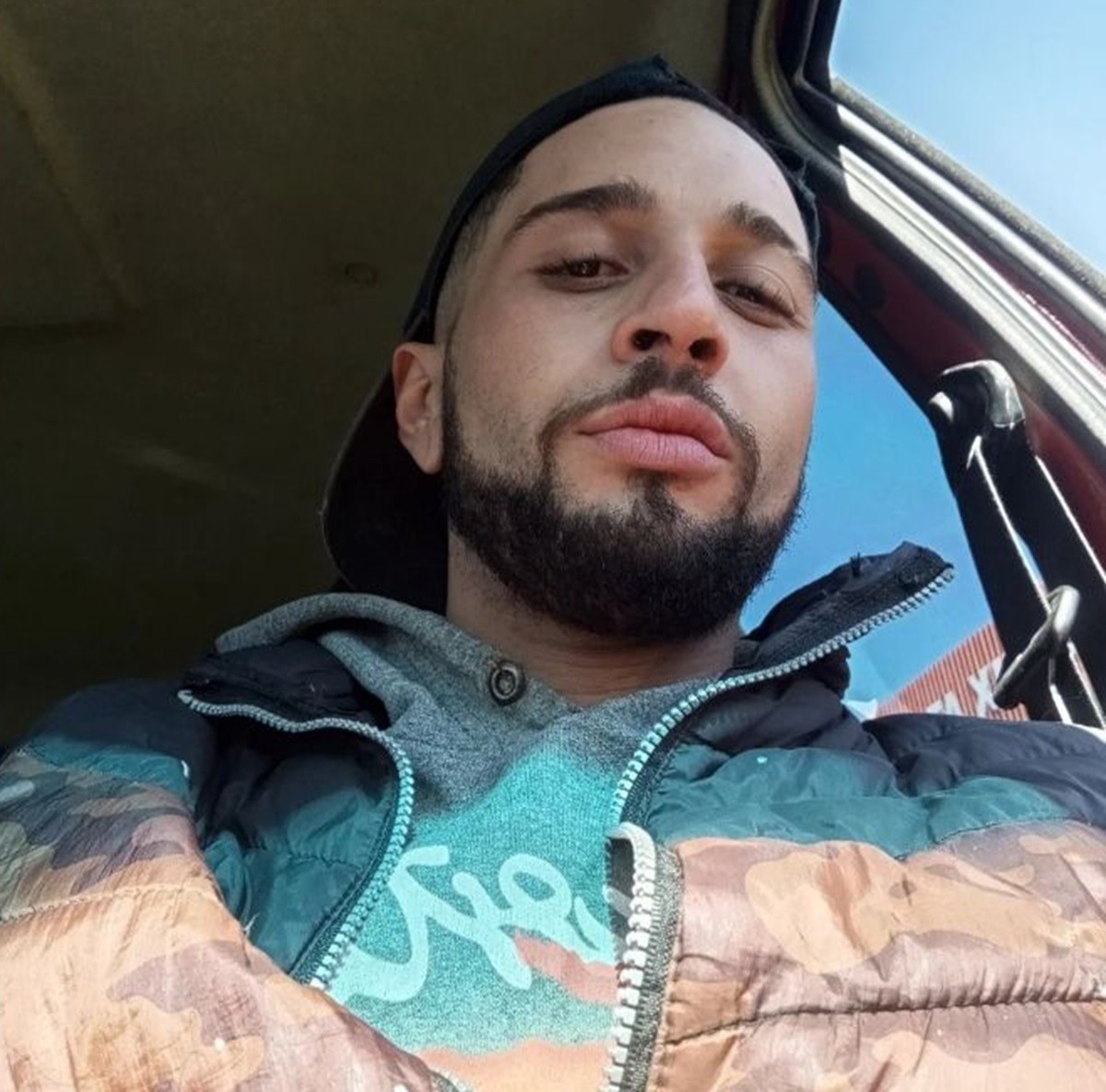 Mecânico fica em estado grave após 'macaco' ceder e ônibus cair sobre ele durante reparo em SC