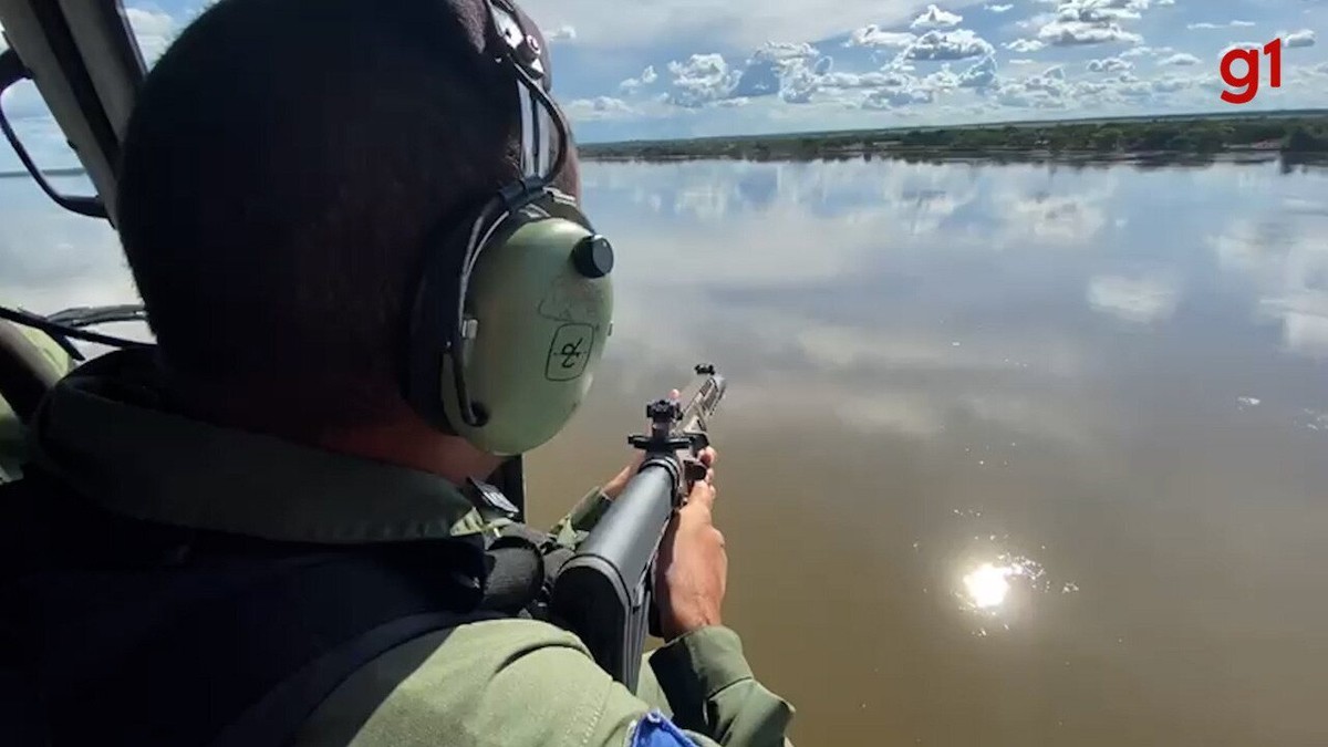 V Deo Mostra Policiais Em Helic Ptero E Canoas Durante Ca Ada Por