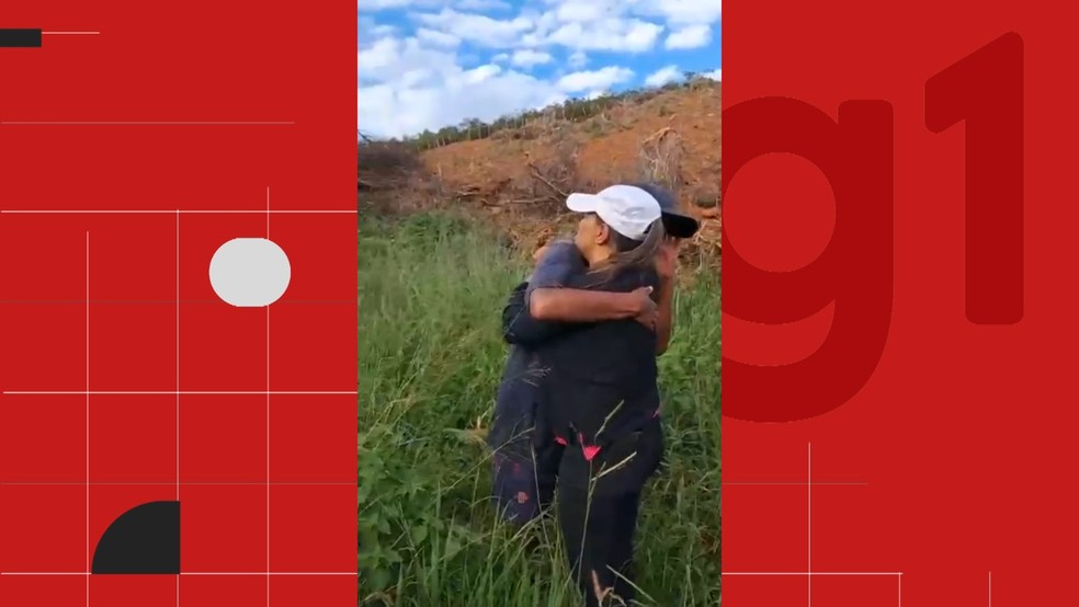 Homem tem encontro emocionante com família após ficar 3 dias perdido em mata e ser resgatado por brigadistas — Foto: Reprodução/Redes Sociais