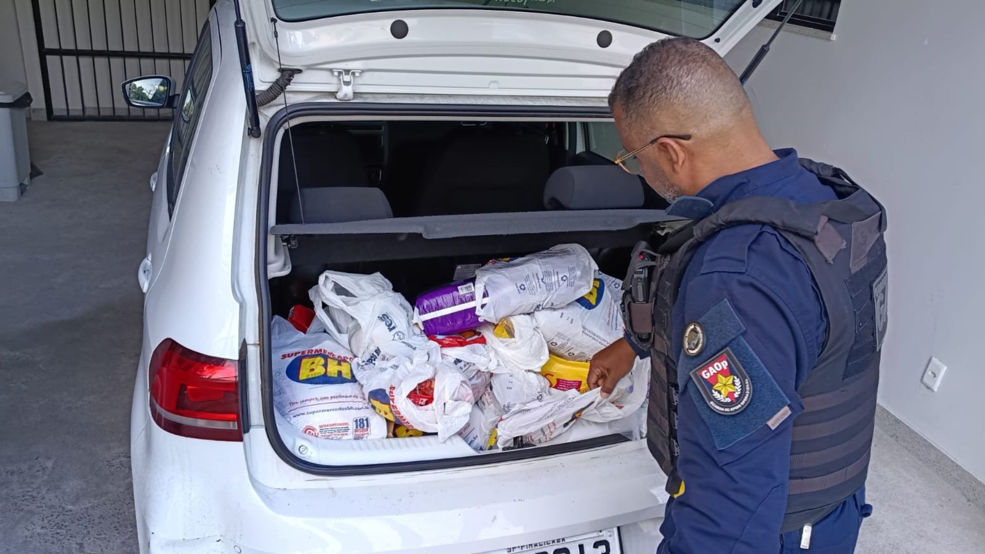 Motorista de aplicativo é detido após fugir com quase R$ 1 mil em compras de passageira em Vitória