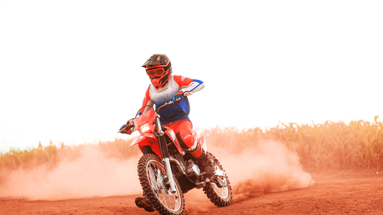 Honda lança moto de trilha com novo motor e mais potência por R$ 24 mil - Nova geração substitui a CRF 250F, ganha câmbio de seis marchas e melhorias na ciclística; modelo chega às lojas em setembro.