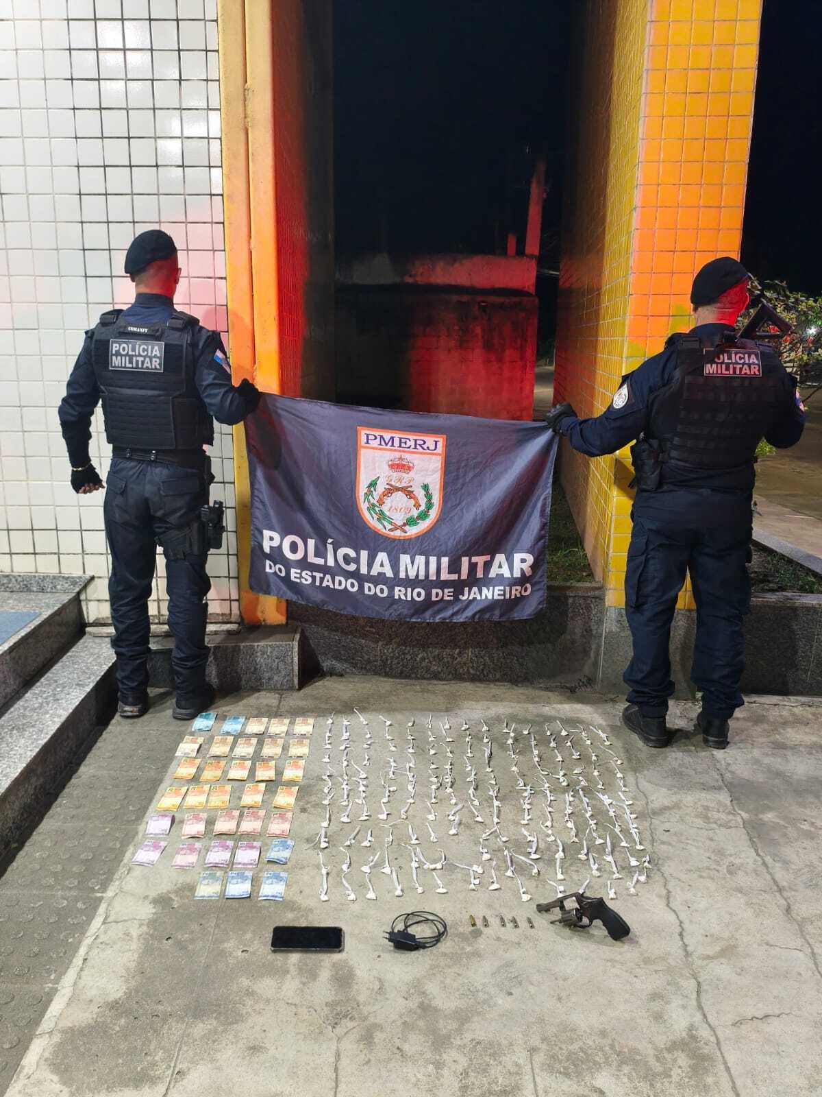 Homem é preso com arma e drogas em Paracambi