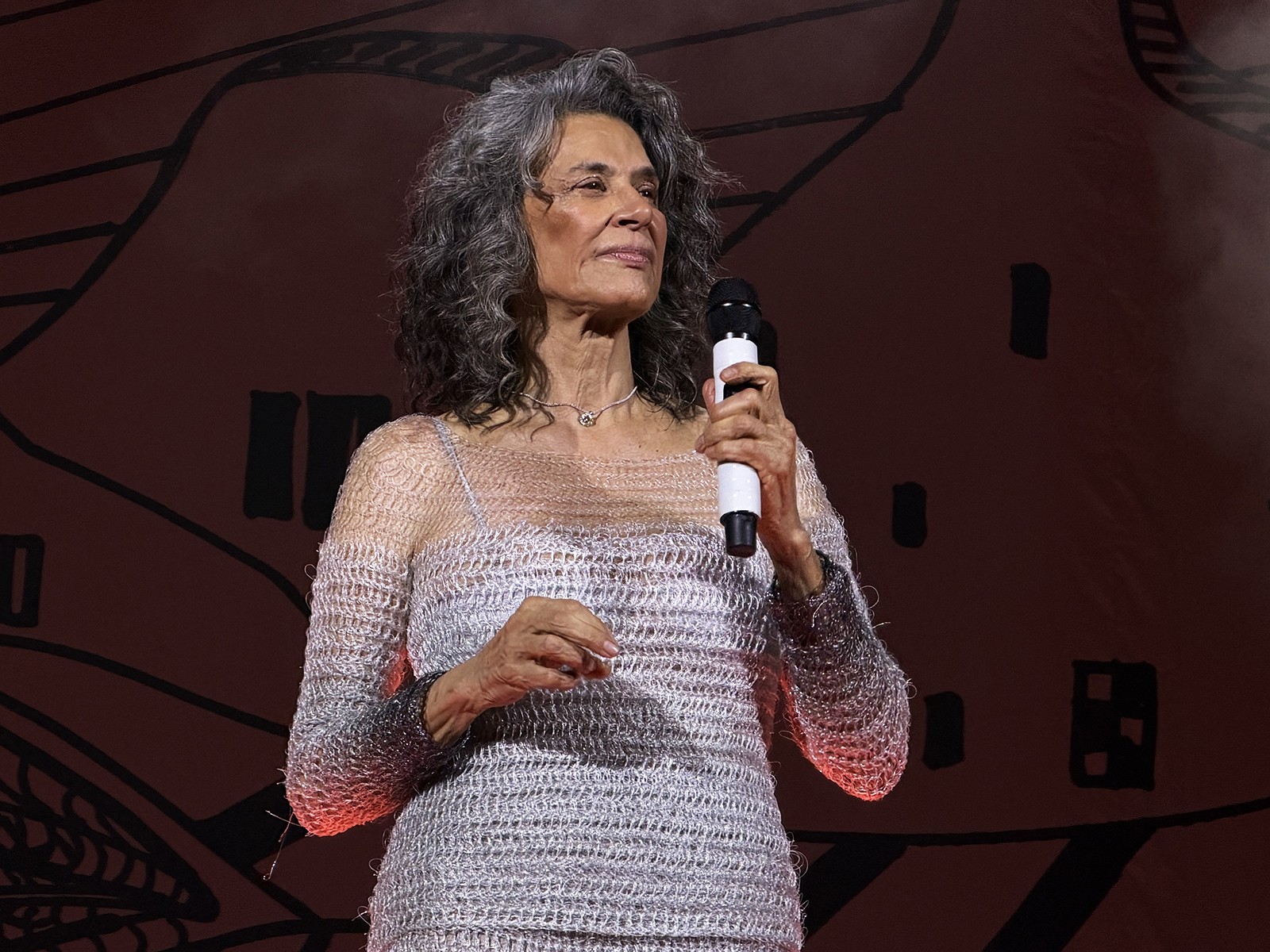 Simone veste muito bem a 'nova roupa colorida' de Ana Frango Elétrico no frescor do show 'Que mulher é essa?'