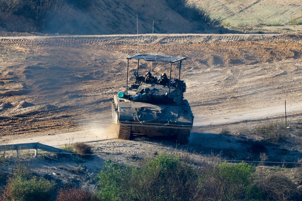 Soldados israelenses operam um tanque perto de Gaza, após o término de uma trégua temporária entre Israel e o grupo islâmico palestino Hamas, visto do sul de Israel, em 2 de dezembro — Foto: Alexander Ermochenko/ Reuters