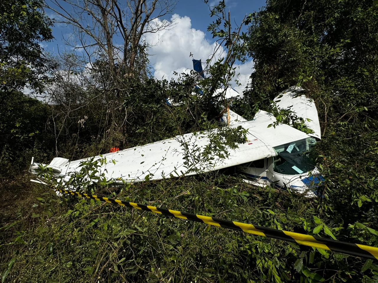 
VIDEO: Monomotor de escola de aviação cai com duas pessoas a bordo em Muriaé