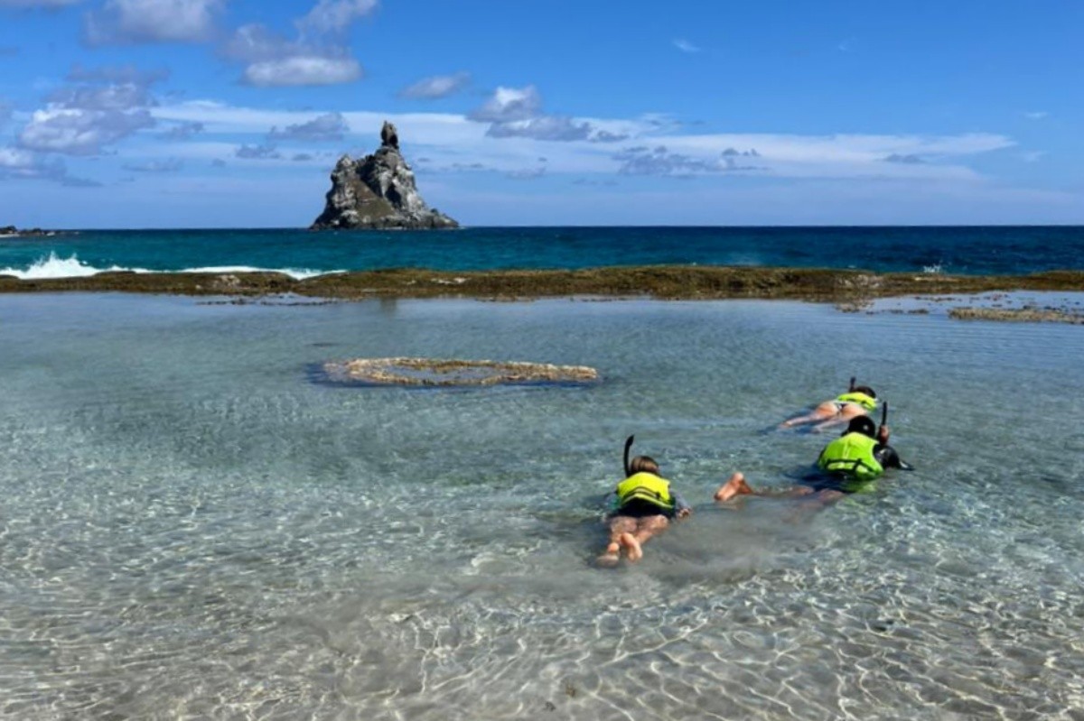 Piscina natural da Praia do Atalaia é liberada para banho em Fernando de Noronha após mais de seis meses