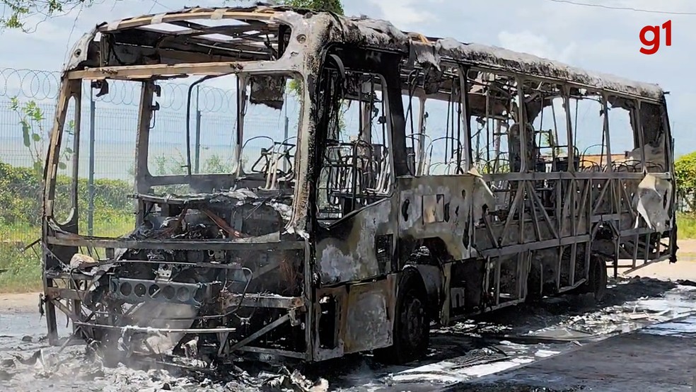 Veículo pegou fogo nesta quarta-feira (5) em São Luís — Foto: Reprodução/Redes Sociais