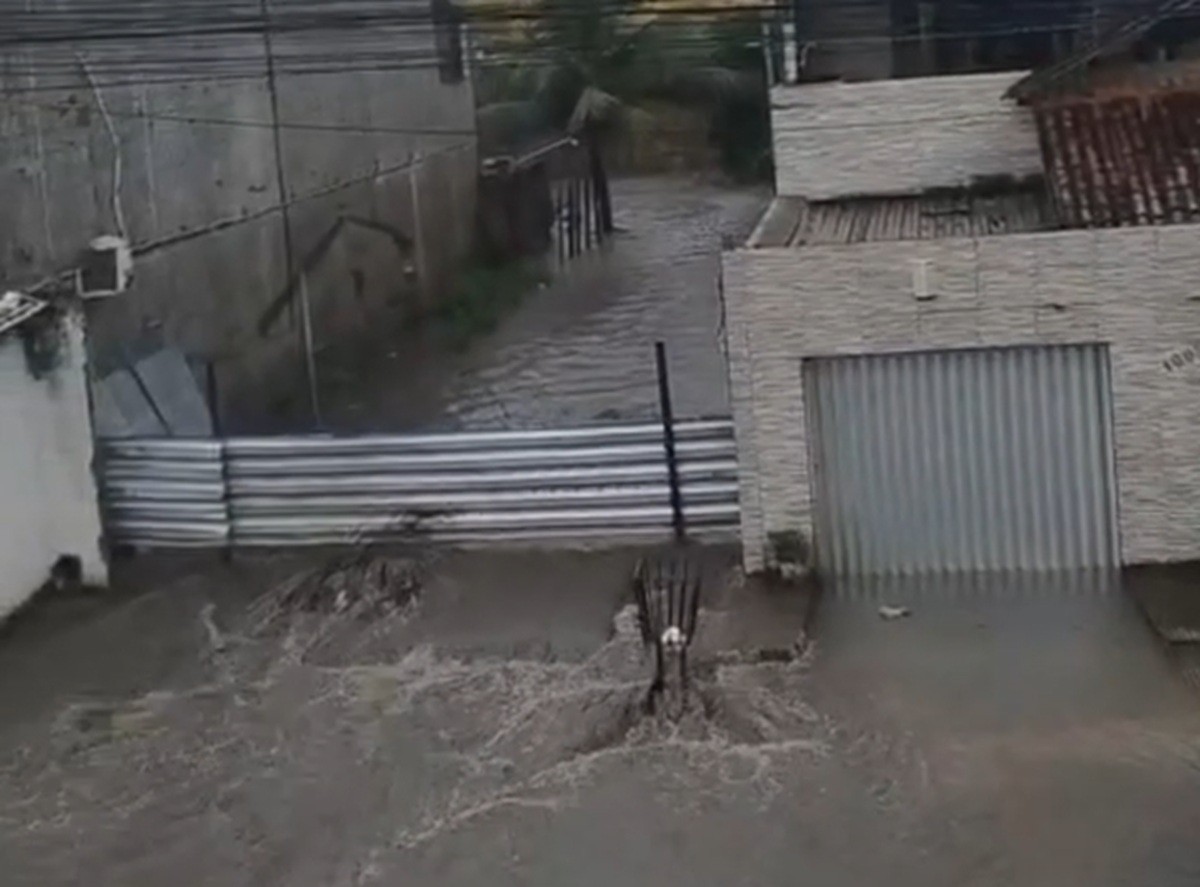 Chuvas fazem rios transbordar na Mata Norte, deixam cidades sem água e causam transtornos no Grande Recife