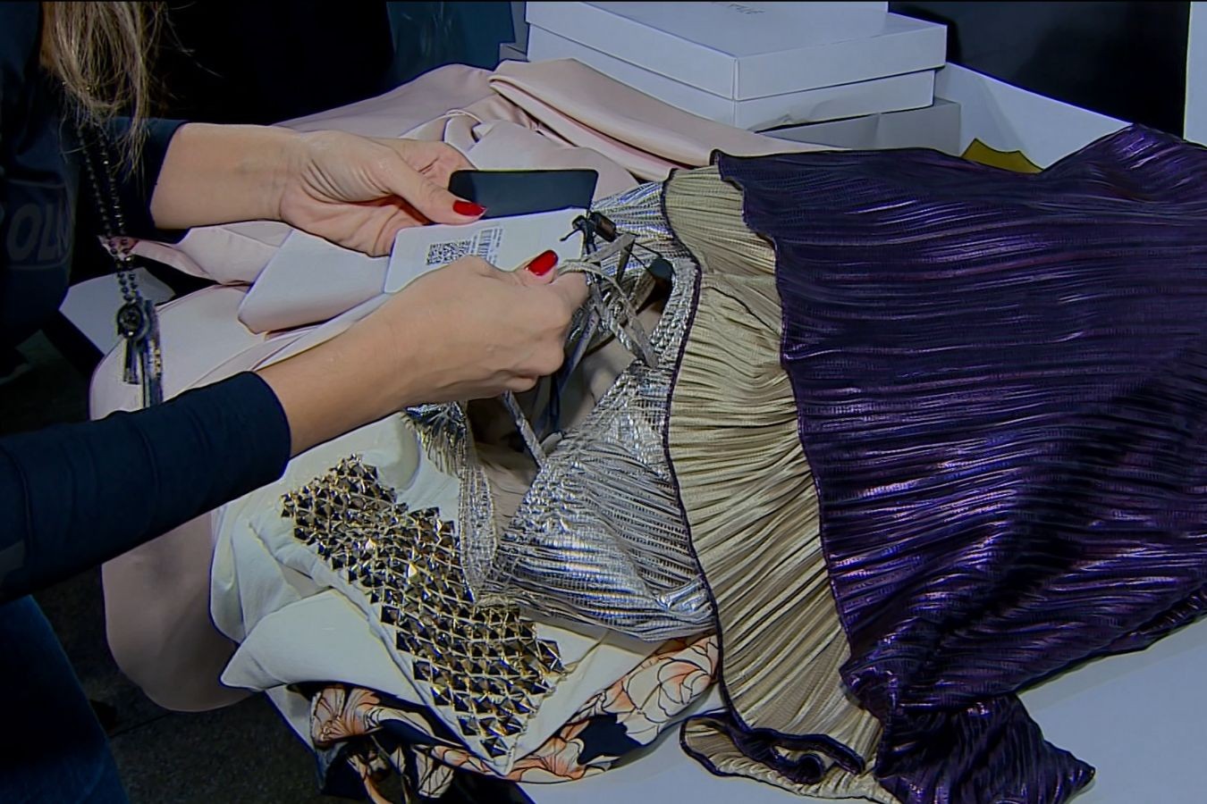 Golpe em lojas de luxo: polícia recupera R$ 130 mil em peças de roupa com advogada de Campinas