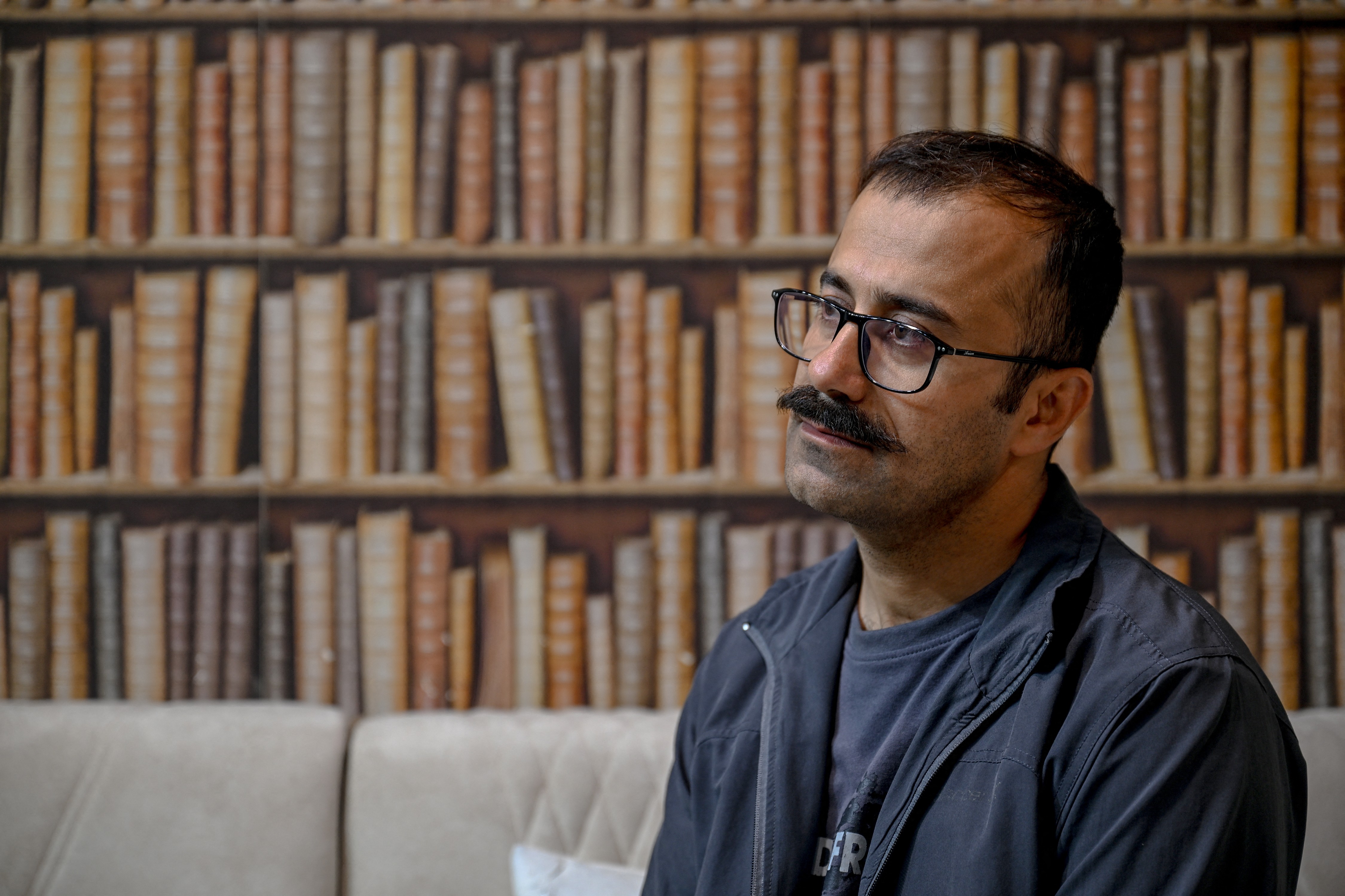 Iranianos que fugiram do 'inferno' acompanham a guerra no exílio