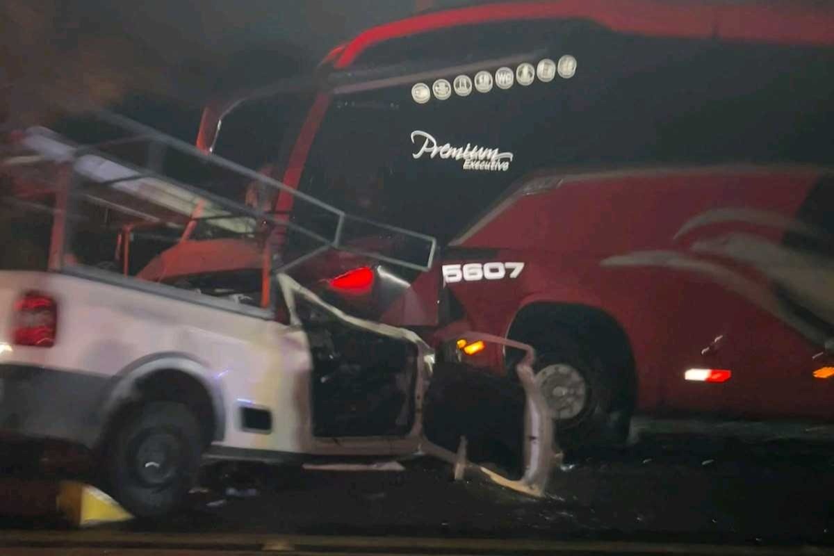 Homem morre e outro fica ferido após acidente entre carro e ônibus na Rodovia Floriano Rodrigues Pinheiro