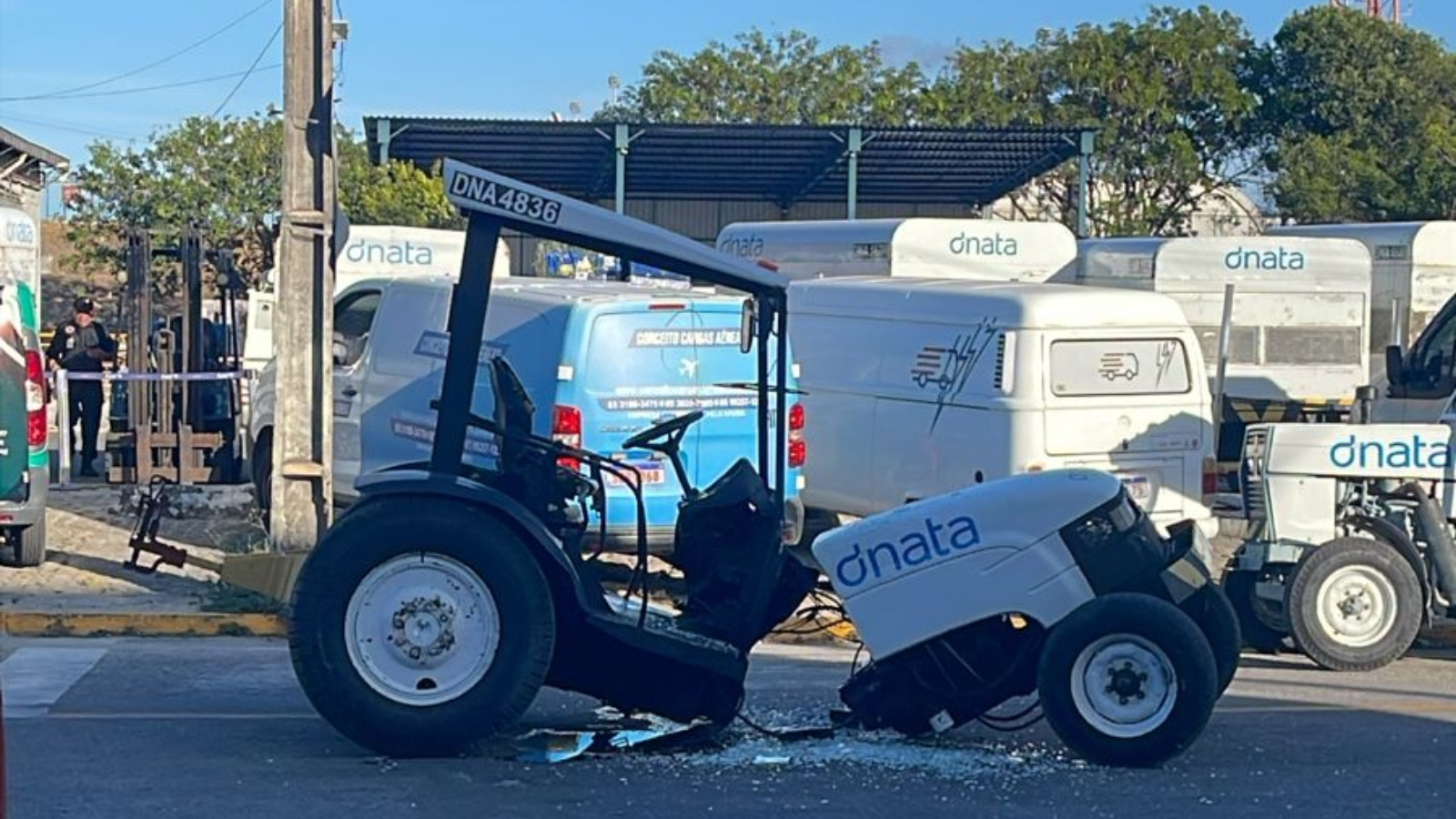 Operador é arremessado de trator em acidente no aeroporto de Fortaleza
