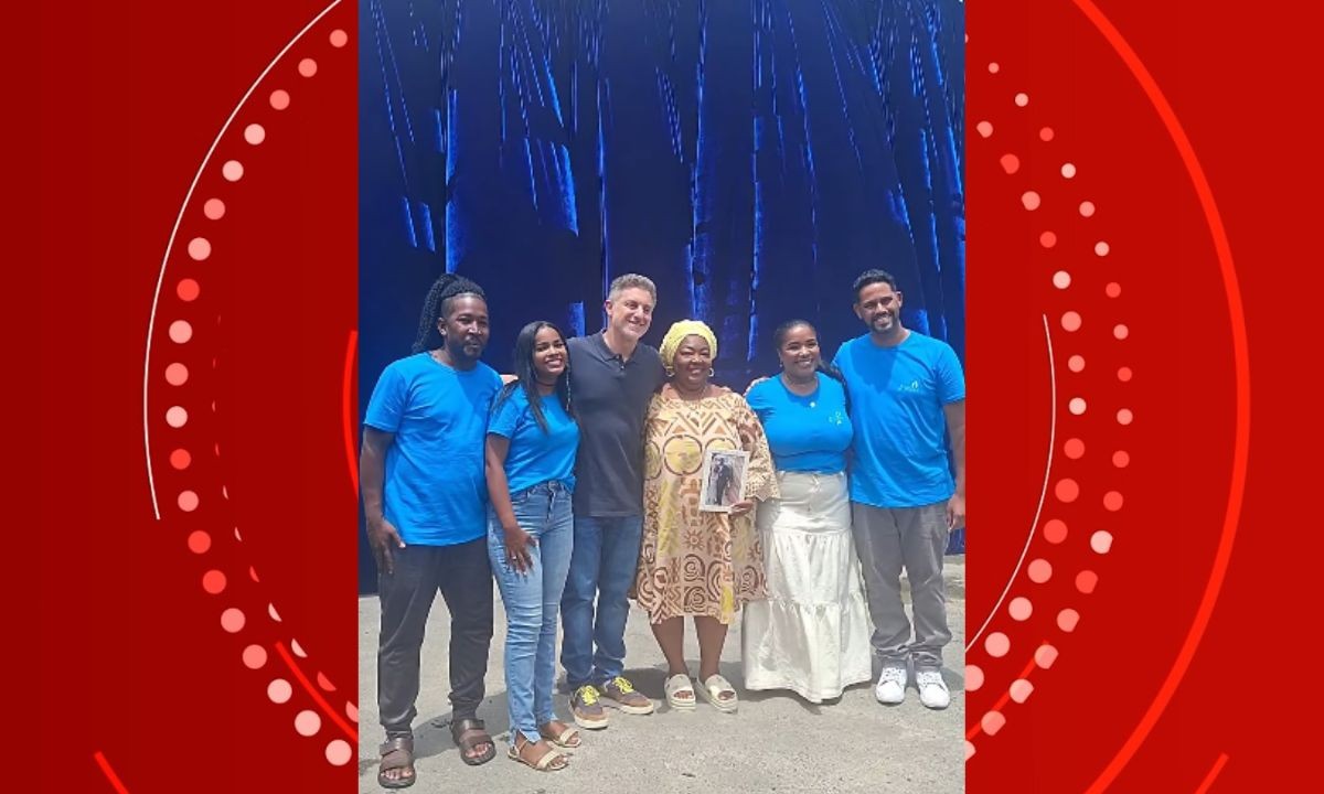 Luciano Huck grava quadro especial do 'Domingão' em Lauro de Freitas