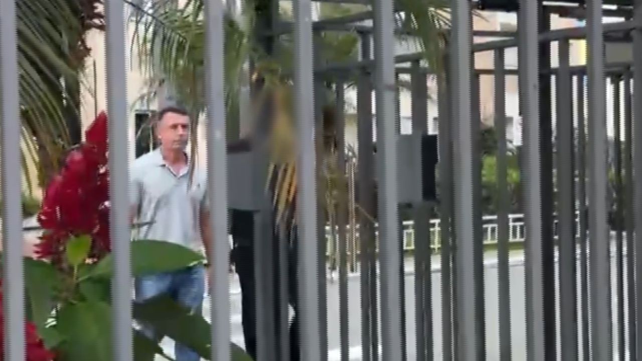 VÍDEO: Tenente-coronel marido de PM morta recebe visita após pedido de prisão, no interior de SP