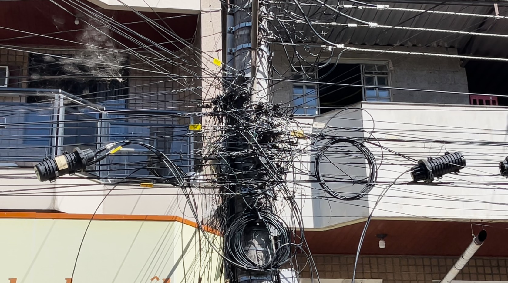 Câmara de Santo Antônio de Pádua discute desordem nos postes e cobra organização de cabos de internet e luz