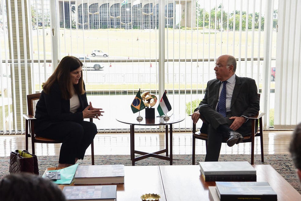 A Vice-ministra dos Negócios Estrangeiros e Expatriados da Palestina, Varsen Aghabekian Shahin, e o ministro das Relações Exteriores brasileiro, Mauro Vieira. — Foto: Letícia Clemente/MRE