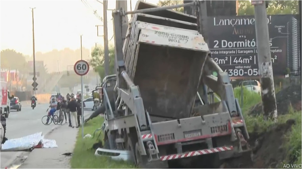 Acidente entre carro e caminhão carregando caçambas de entulho deixa 4 mortos em Taboão da Serra, na Grande SP