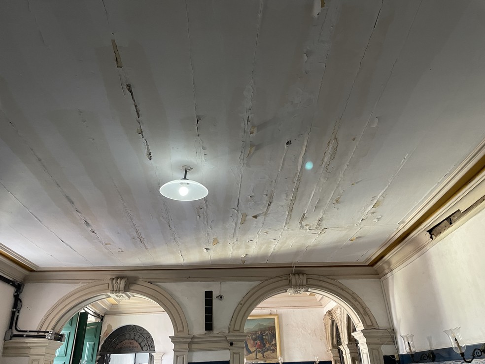 Igreja histórica da Bahia, que é patrimônio tombado pelo Iphan, está com estrutura precária — Foto: Itana Alencar/g1