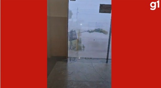 Temporal causa destelhamentos e deixa moradores sem energia em Alto Garças (MT)