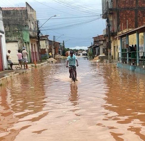 Chuva eleva nível do Rio Tocantins e deixa moradores em alerta em Imperatriz