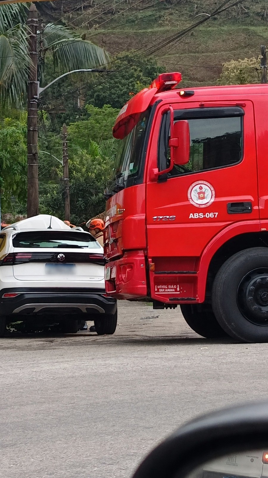 Motorista fica ferido após carro bater em poste em Paulo de Frontin